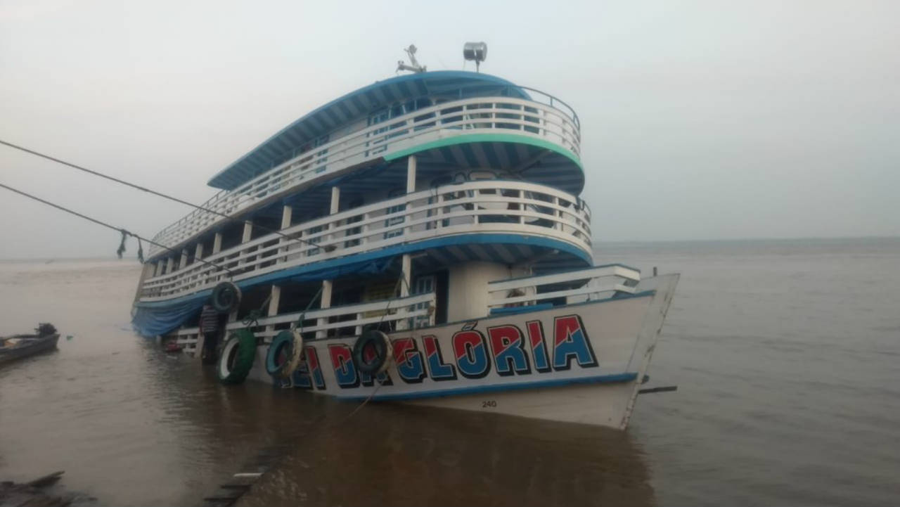 Barco com 130 passageiros naufraga no Rio Amazonas