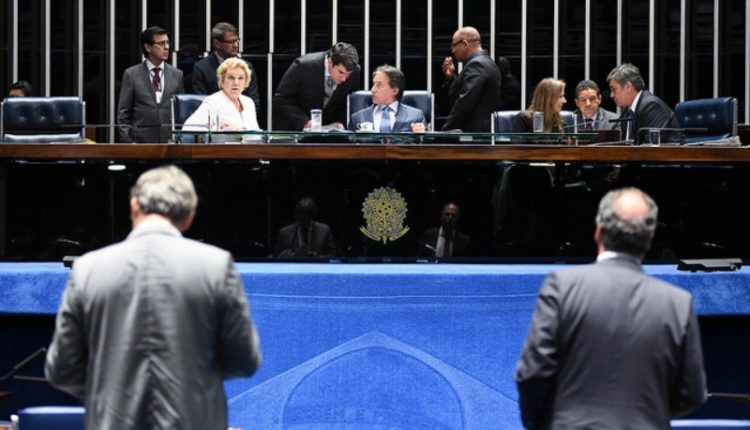 Confira quem votou a favor de reajuste a ministros do STF; Omar faltou