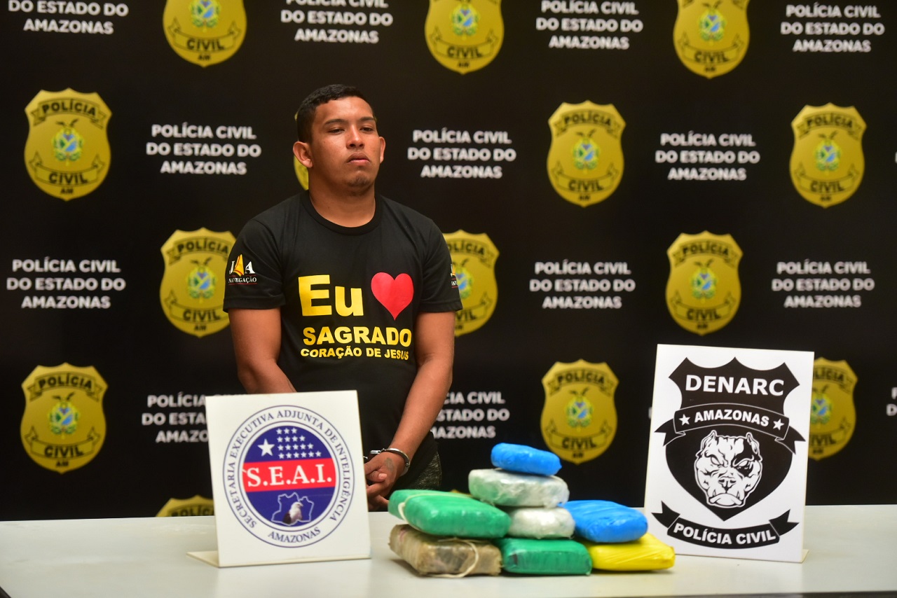 Vigia de barco é preso com 8kg de drogas