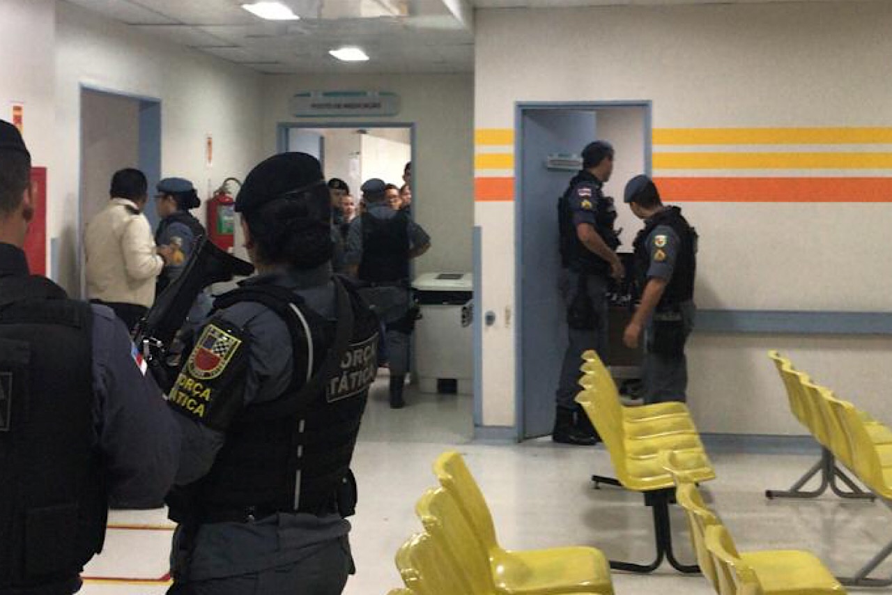 Suspeito envolvido em tiroteio morreu após ser espancado por companheiros, diz PM