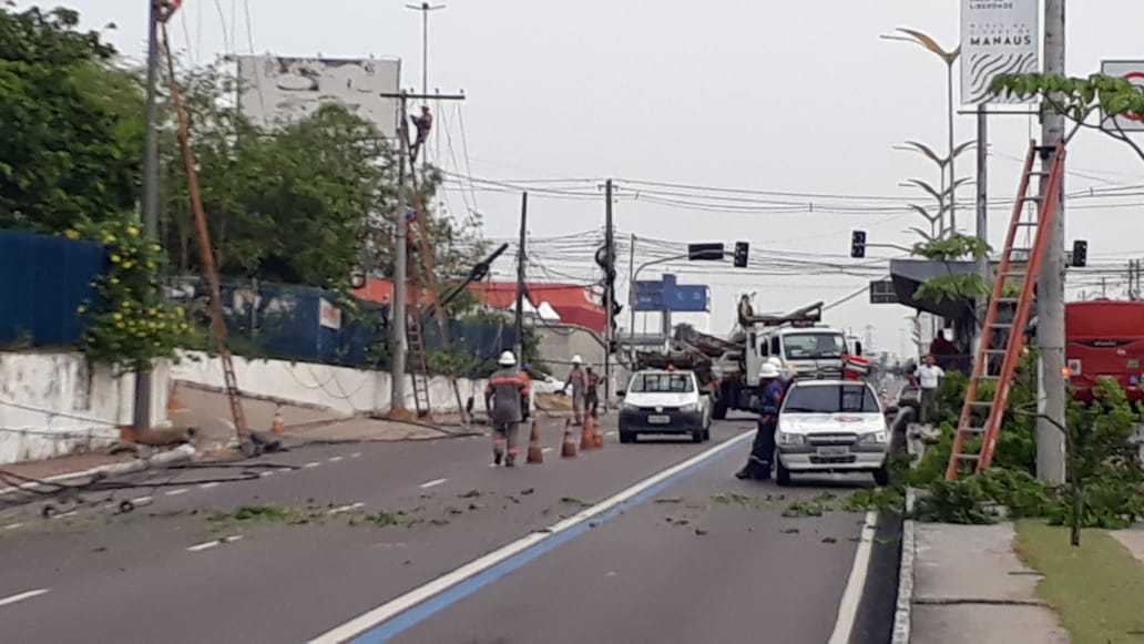 Veículo derruba quatro postes e interdita Av. Constantino Nery, em Manaus