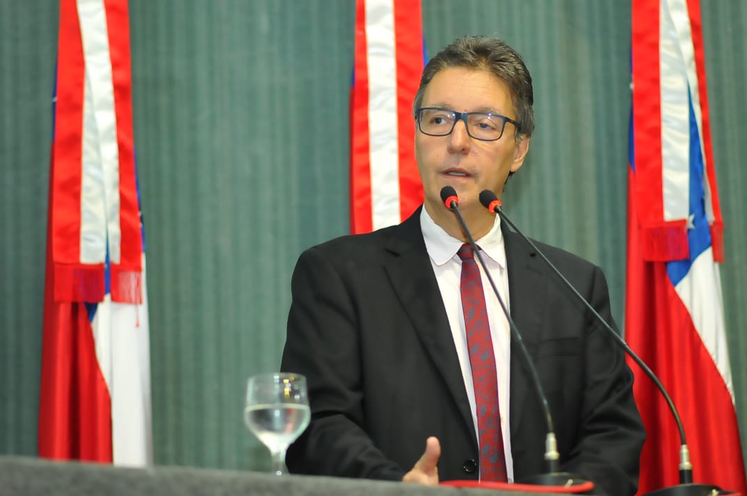 Luiz Castro vota a favor de projeto para pagamento de profissionais da Saúde