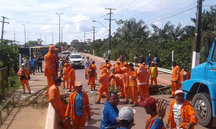 Garis fecham a BR-174 em protesto por atraso no pagamento