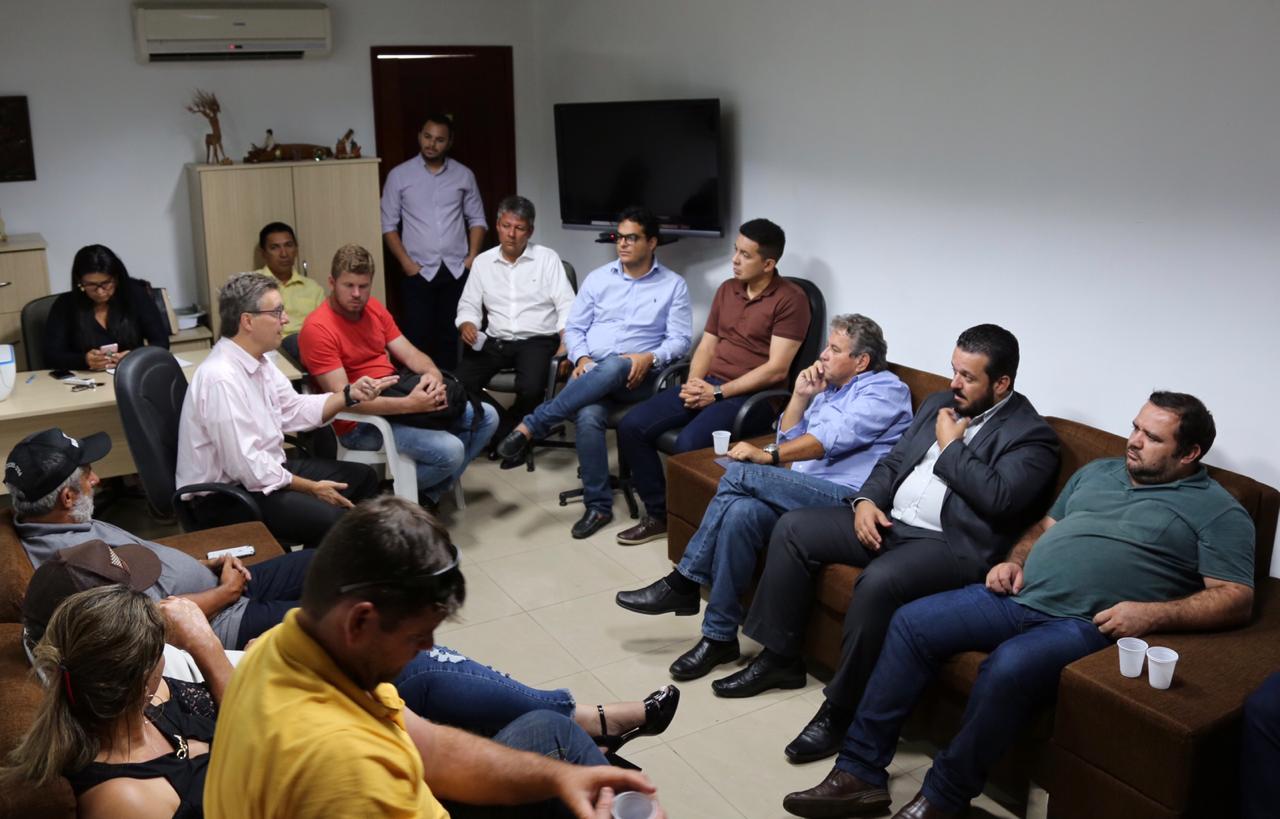 Delegado Péricles se reúne com empresários de Santo Antônio de Matupi para discutir melhorias na região