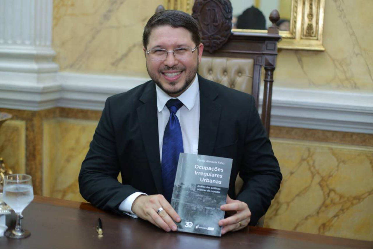 Carlos Almeida lança livro em Manaus