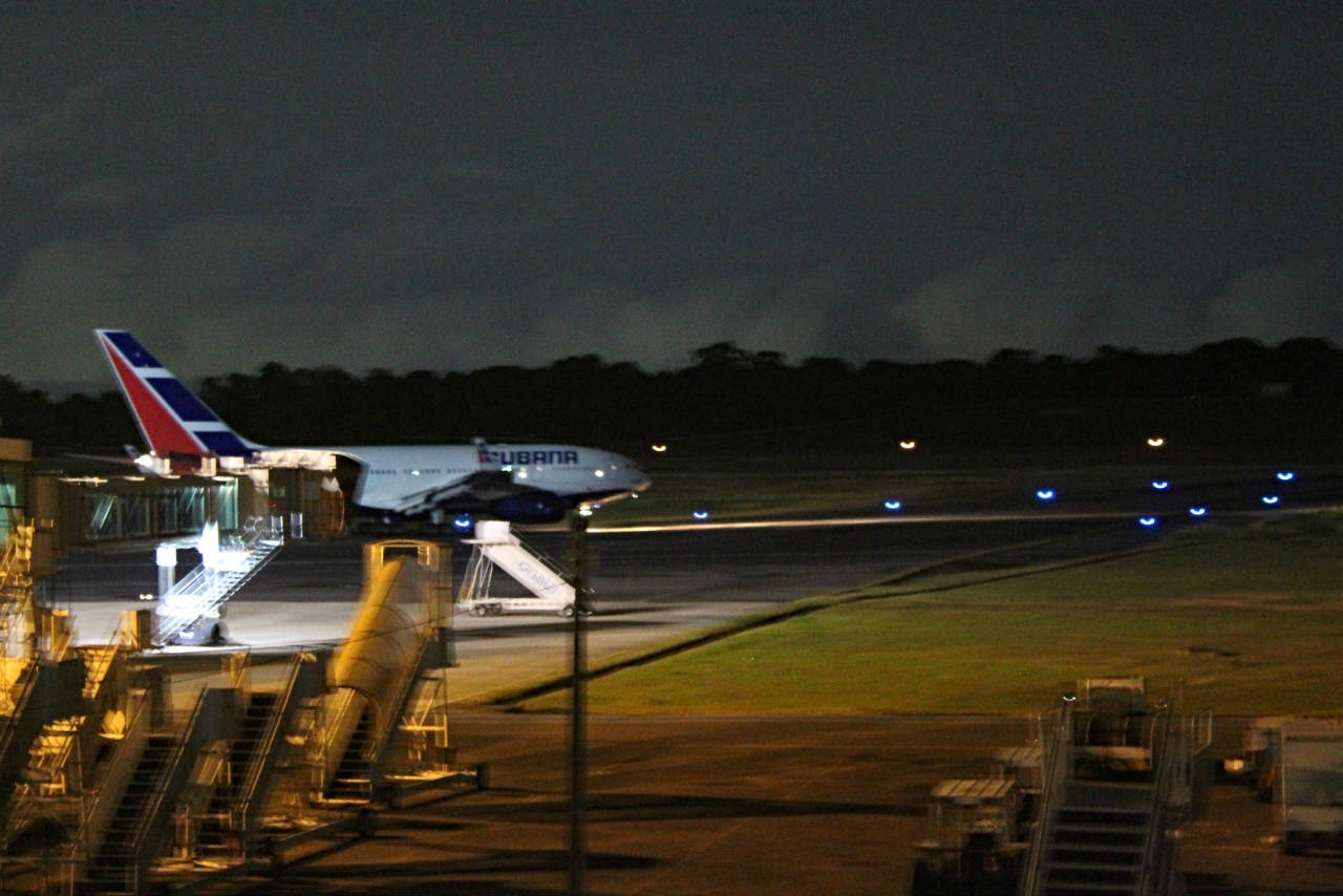 Grupo de 200 médicos cubanos deixa Manaus