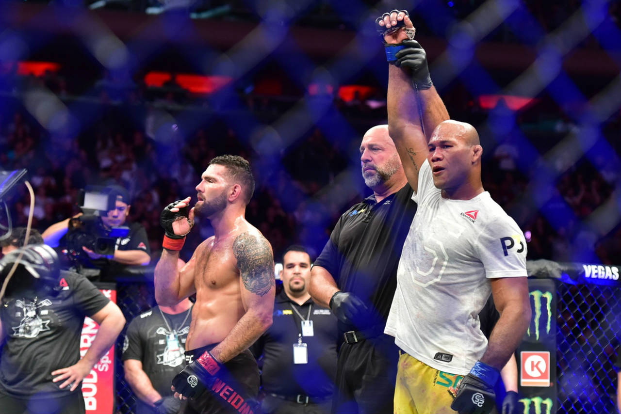 Ronaldo Jacaré quebra tabu de brasileiros e nocauteia Chris Weidman no UFC 230