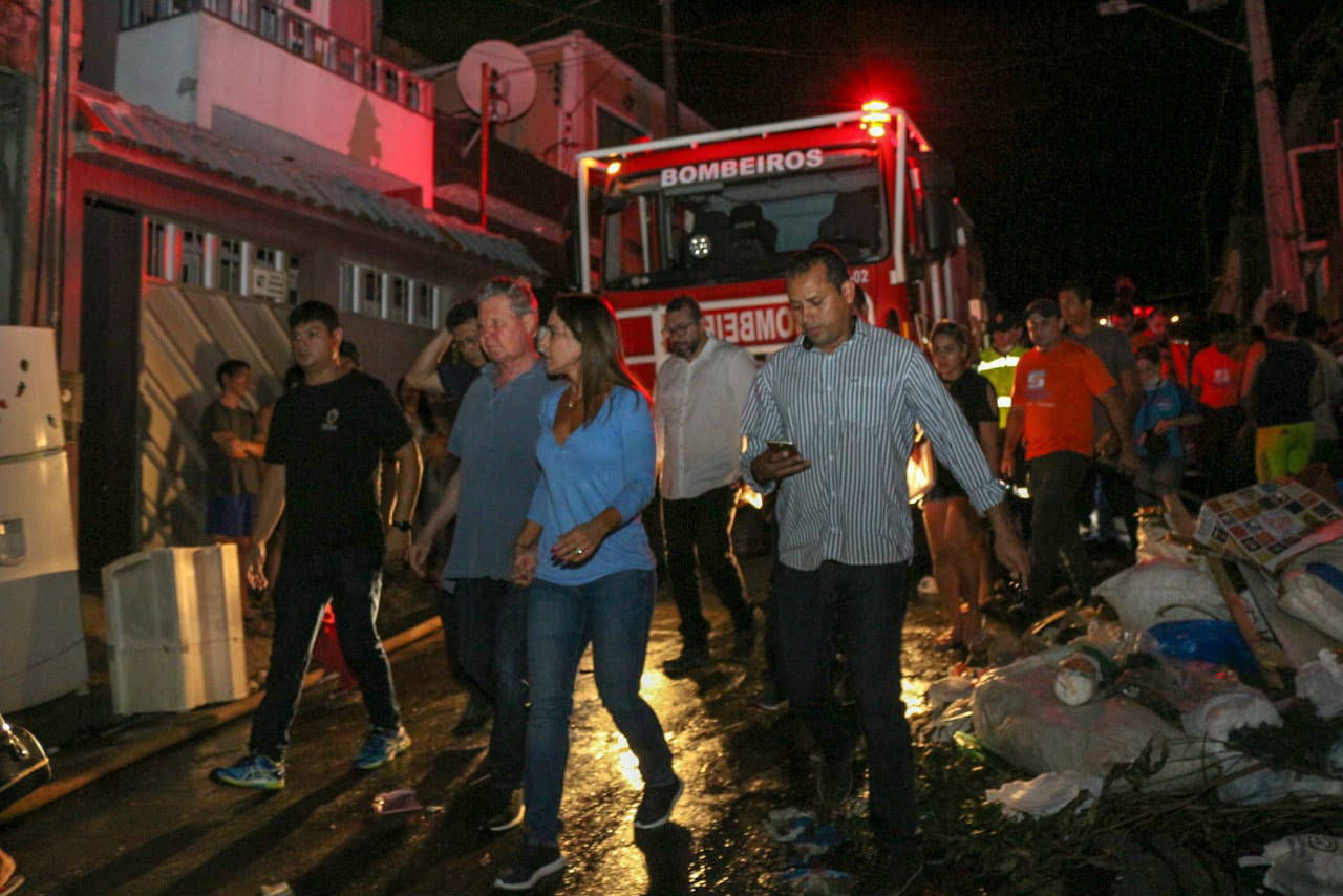 Arthur Virgílio anuncia decreto de calamidade pública após incêndio