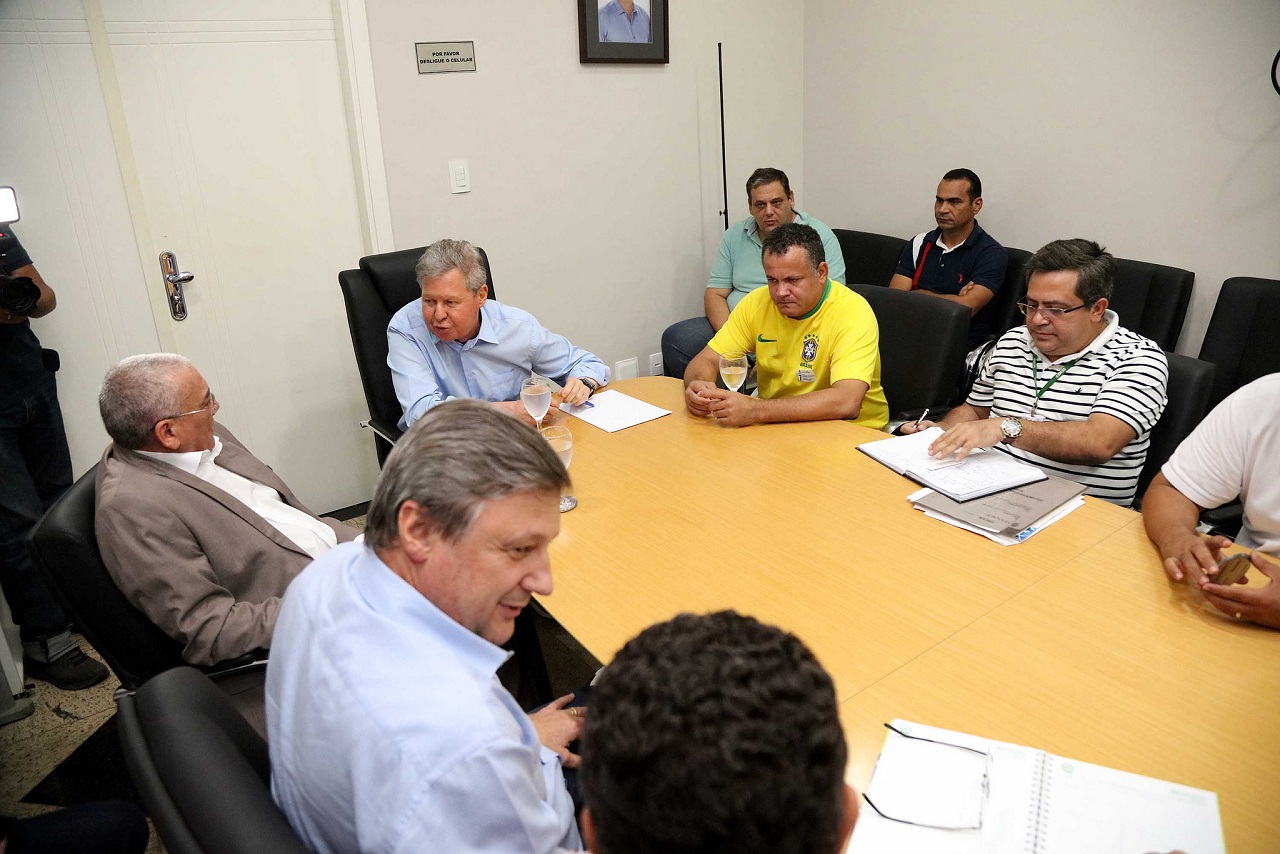 Prefeitura assume 13º salario e rodoviários encerram greve