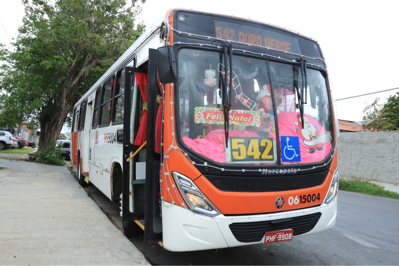 Ônibus do transporte coletivo decorado para o Natal leva alegria aos bairros de Manaus