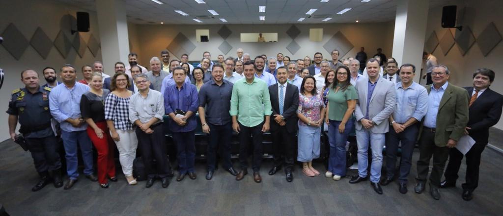 Wilson Lima recebe relatório da equipe de transição e conversa com novos secretários