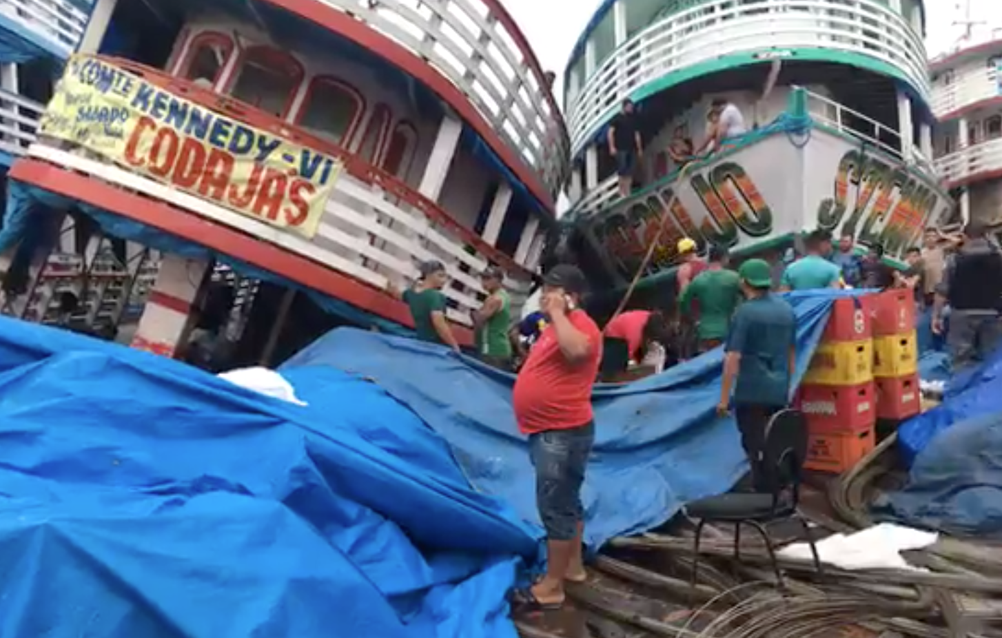 Embarcação tomba no porto da Manaus Moderna