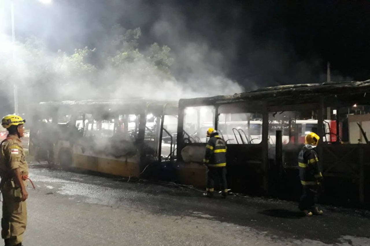 Ônibus da Global Green pega fogo no bairro Coroado, em Manaus