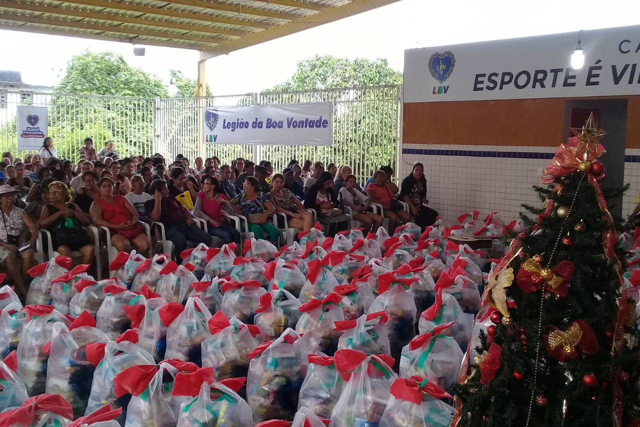 LBV distribui cestas de alimentos para famílias carentes em Manaus