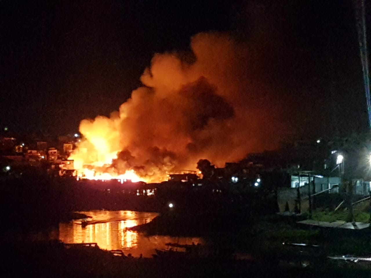 Incêndio de grandes proporções atinge casas no bairro Educandos; veja