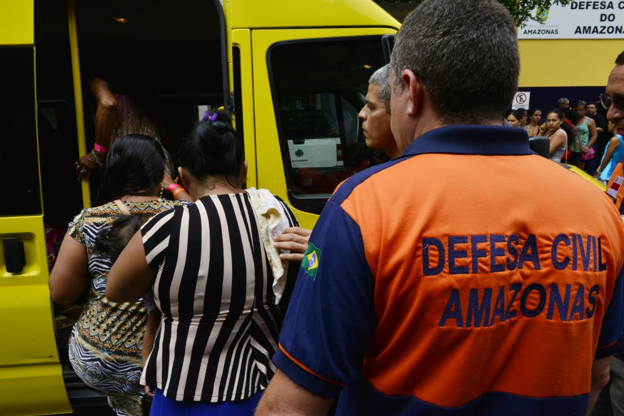 Famílias afetadas pelo incêndio no Educandos recebem benefício de R$900
