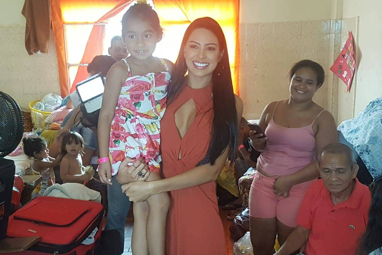 Mayra Dias visita famílias vítimas do incêndio em Manaus e faz doação