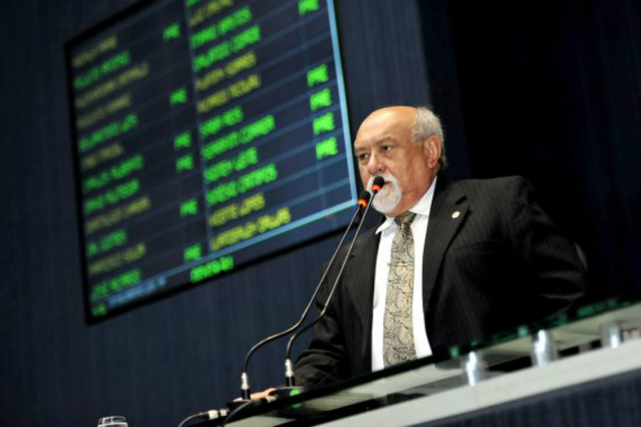 Belão retira candidatura e fortalece Josué Neto