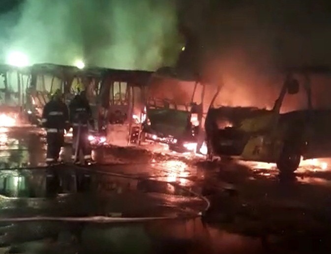Oito micro-ônibus são destruídos após incêndio em garagem de cooperativa