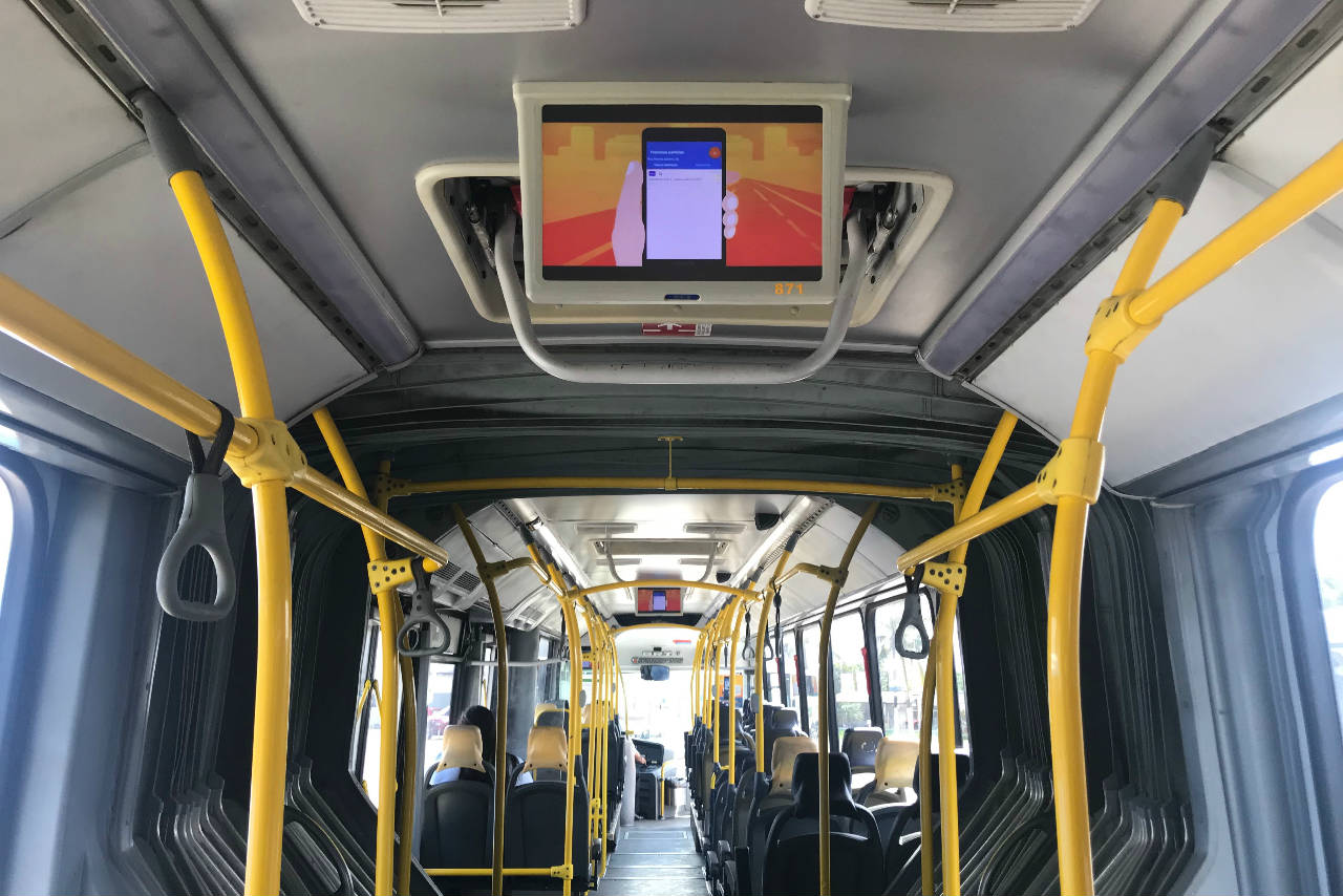TVs são instaladas em ônibus do transporte coletivo