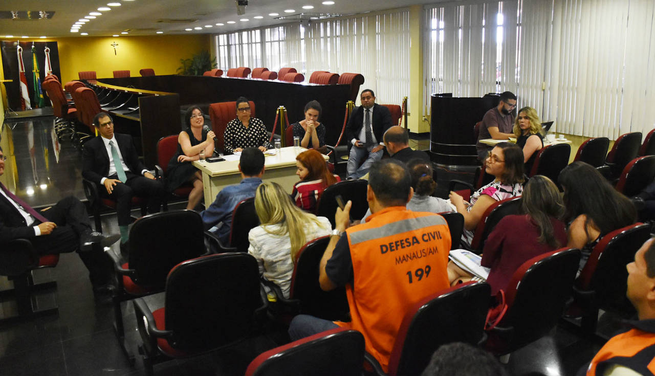 MP-AM acompanha trabalho de a​ssistência social prestado às vítimas do incêndio no Educandos