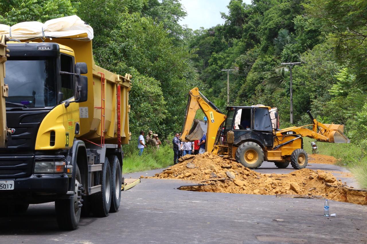 Governo do Estado realiza obras de recuperação da estrada de Novo Airão