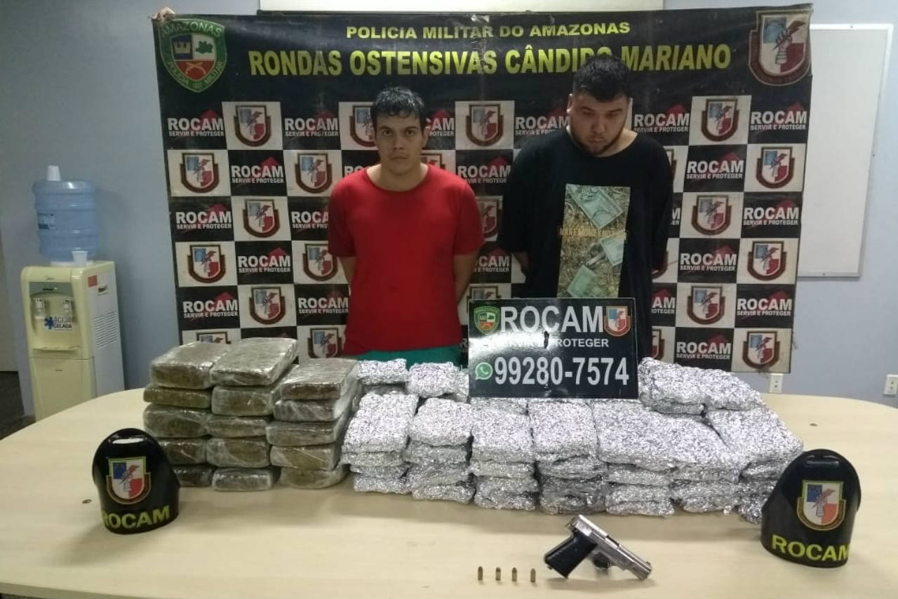 Dupla é presa com 60kg de drogas, arma e munições em Manaus