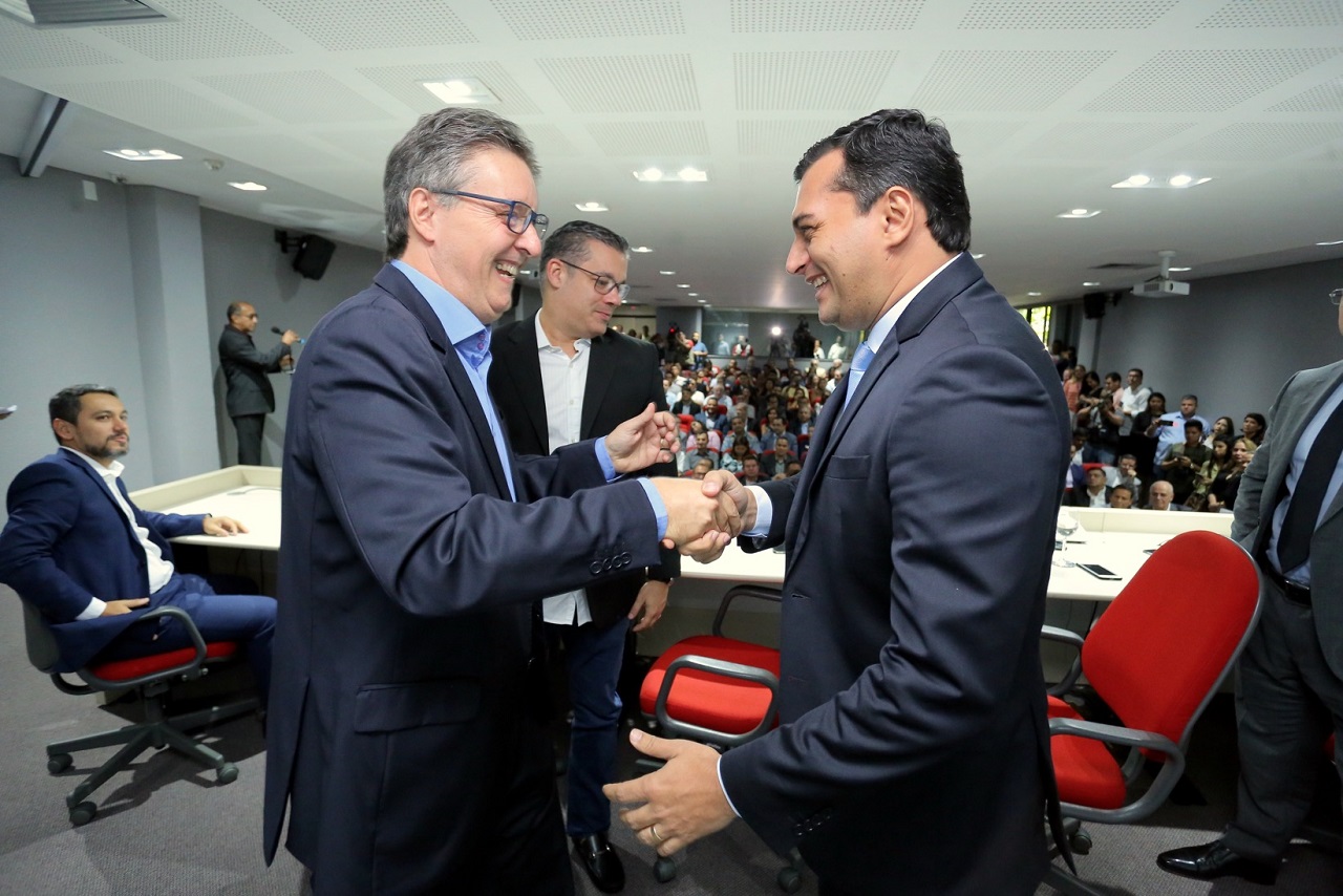 Wilson dá posse ao novo secretário de Educação Luiz Castro