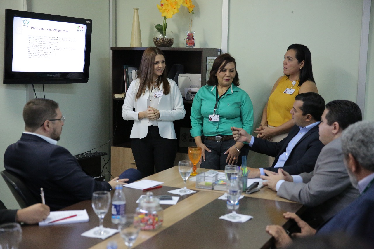 Wilson Lima visita ao Hospital Francisca Mendes e constata baixo estoque de medicamentos