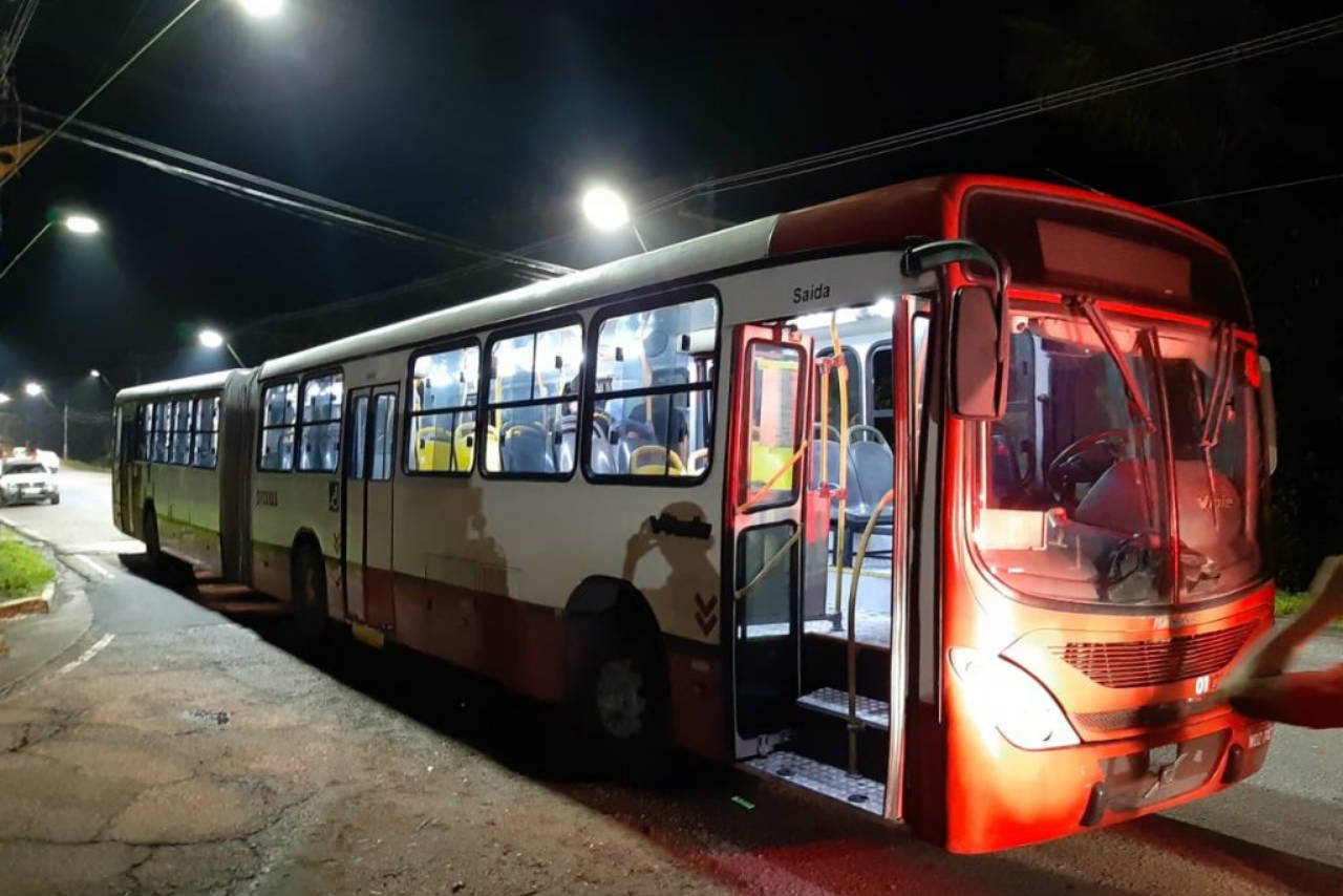 Facções rivais assaltam mesmo ônibus em Manaus e um acaba morto