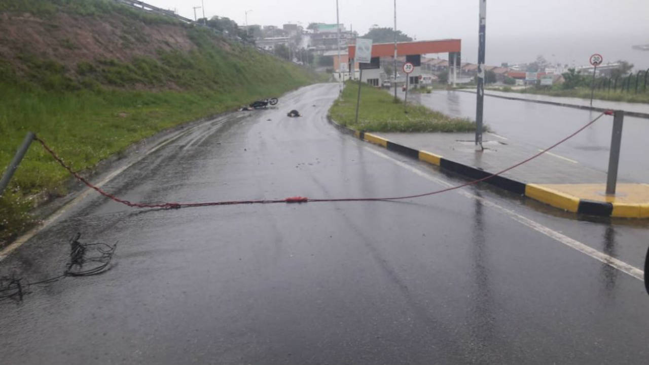 Dupla morre após colidir com corda de isolamento no São Raimundo