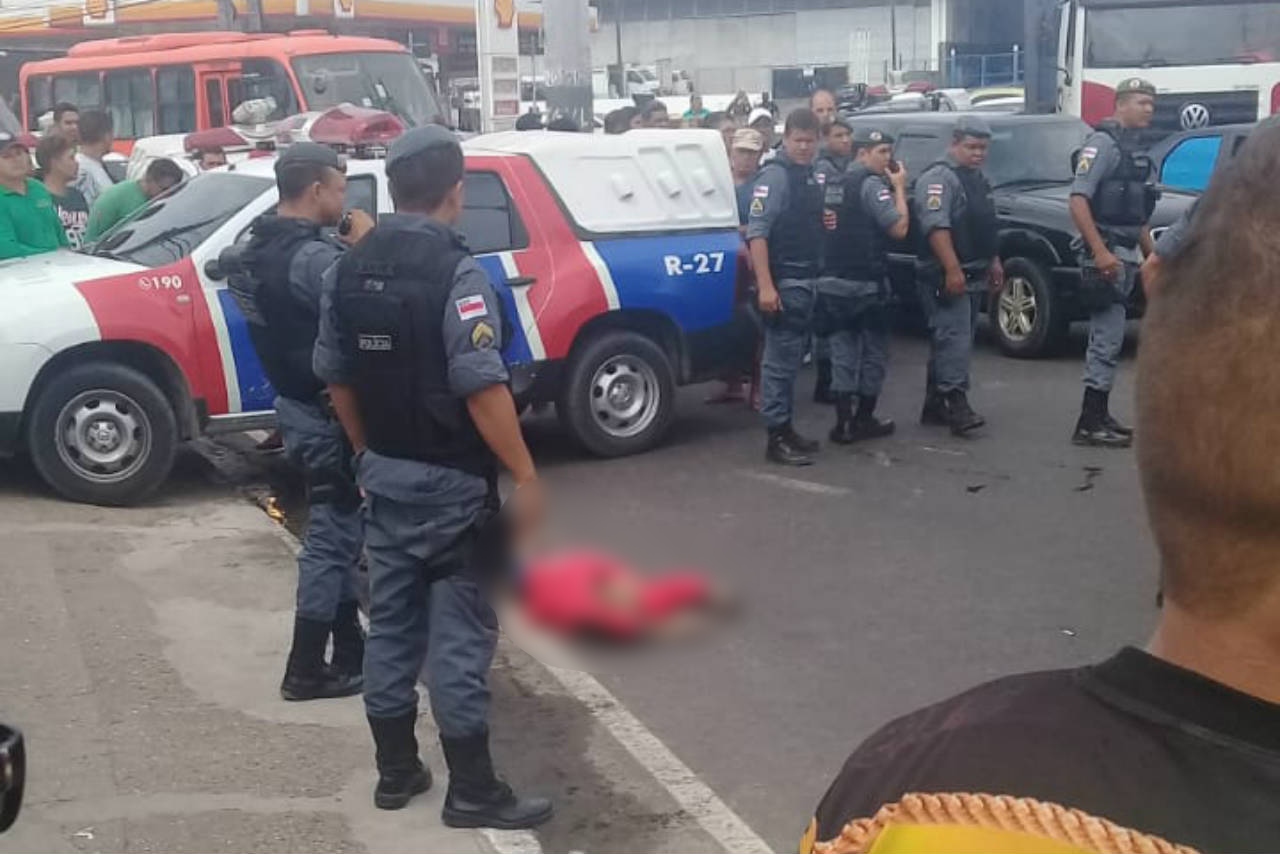 Suspeito é morto após tentar assaltar carro forte na Bemol