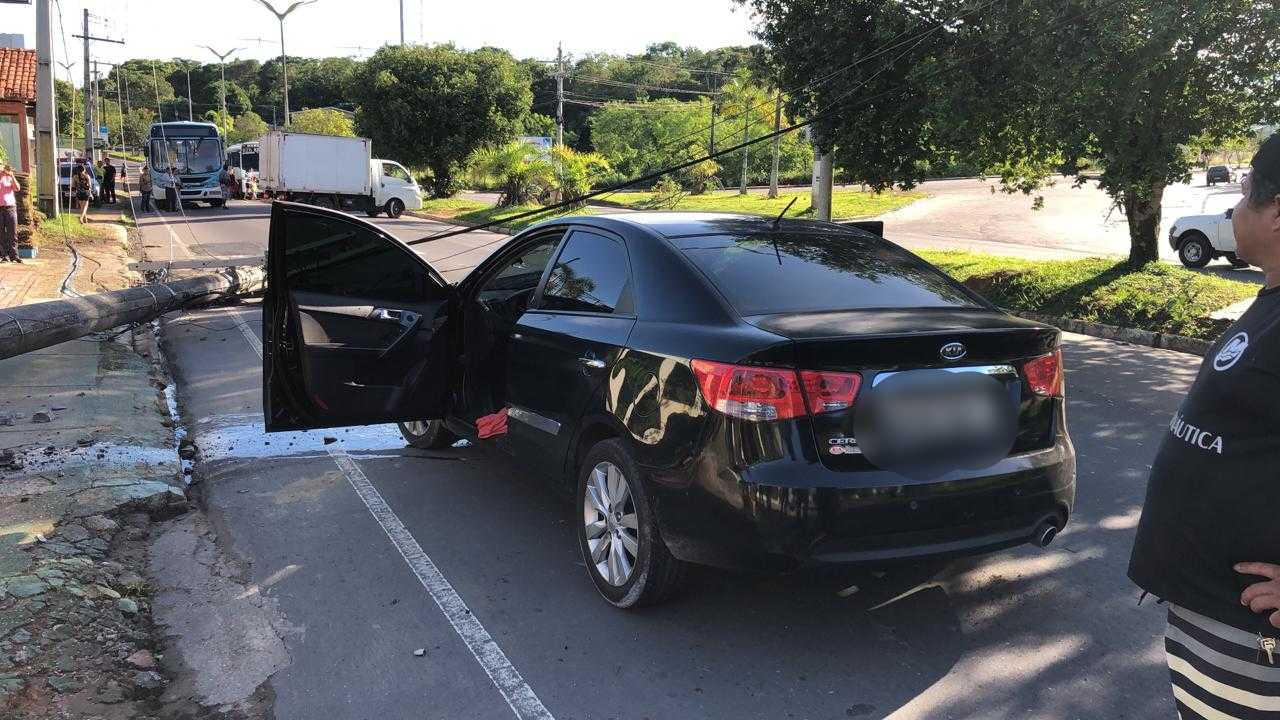 Motorista de aplicativo colide e derruba poste na avenida do Turismo