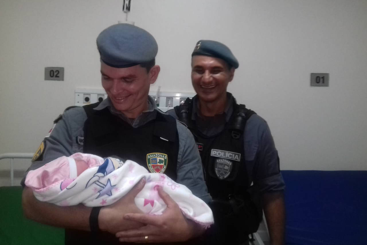 PMs auxiliam em um parto na zona leste de Manaus