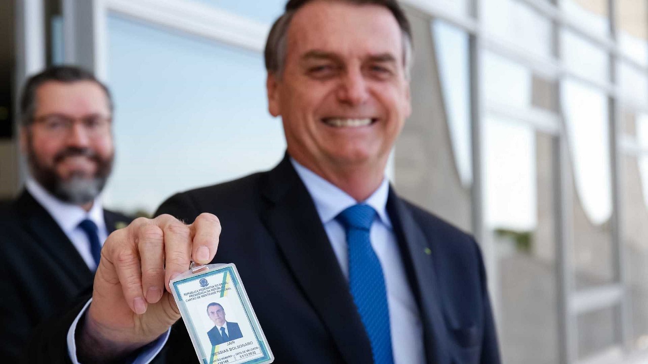 Bolsonaro exibe com orgulho crachá de presidente da República