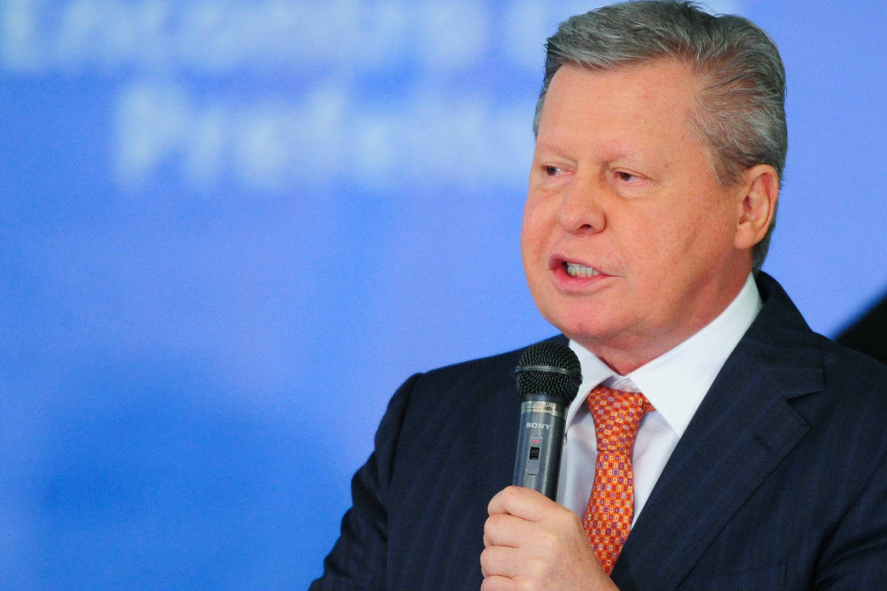 Arthur Virgílio critica MEC e diz que pedido &#8220;É uma patriotada!&#8221;