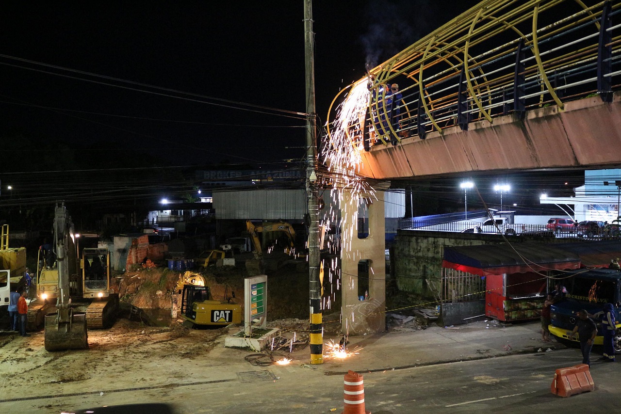 Prefeitura desobstrui igarapé dos Franceses e desmonta estrutura de passarela