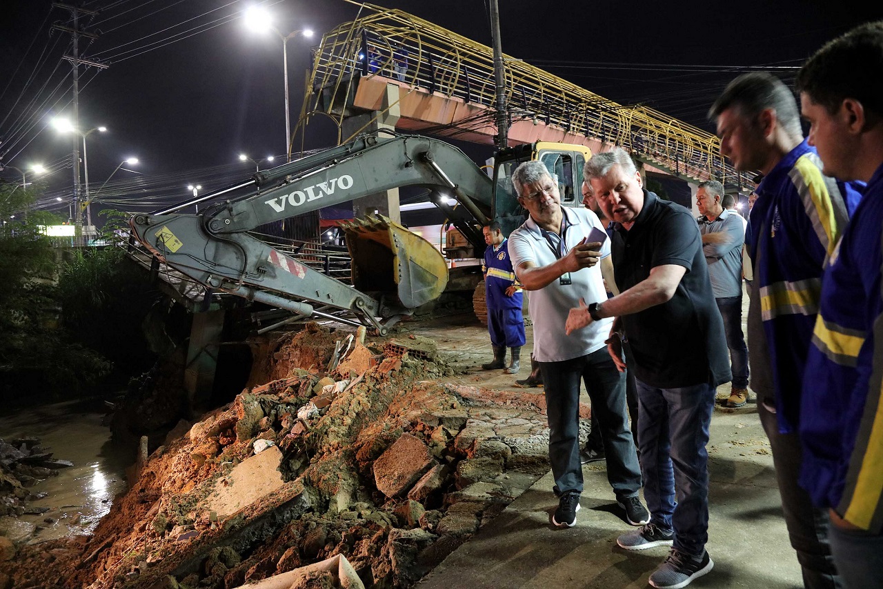 Arthur determina demolição total da passarela da Torquato Tapajós