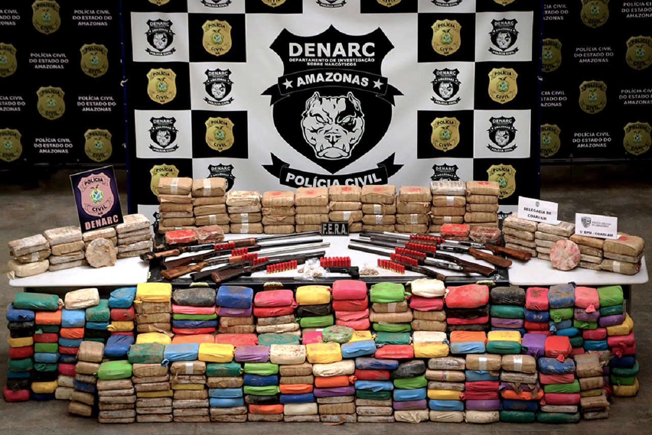 Polícia apreende 400 kg de drogas enterrados em Coari