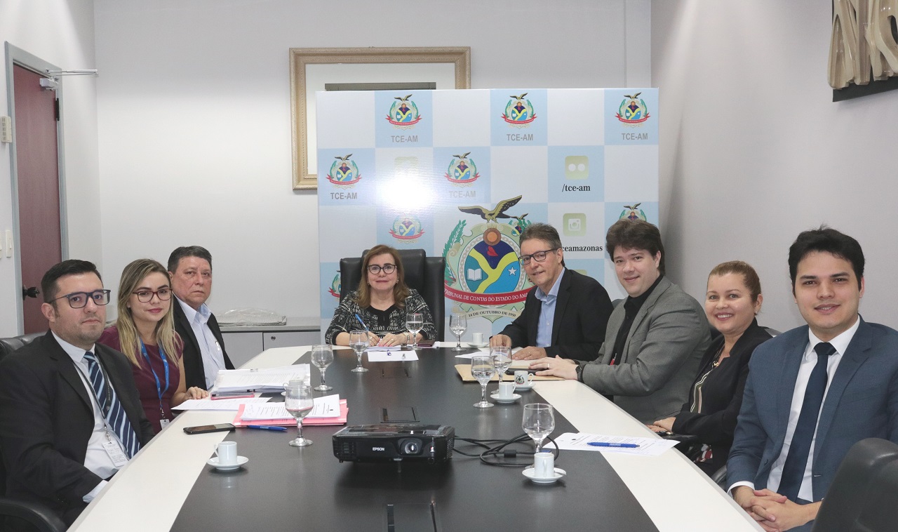 Luiz Castro vai ao TCE explicar dispensas em licitação
