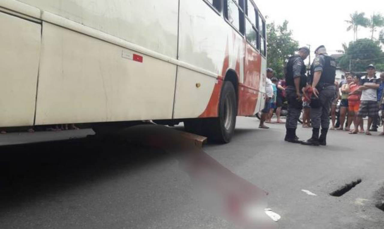 Ônibus atropela e mata ciclista em Manaus