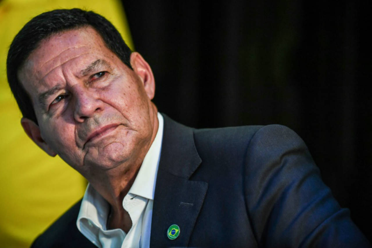 Mourão manda recado a Carlos Bolsonaro: ‘Roupa suja se lava em casa’