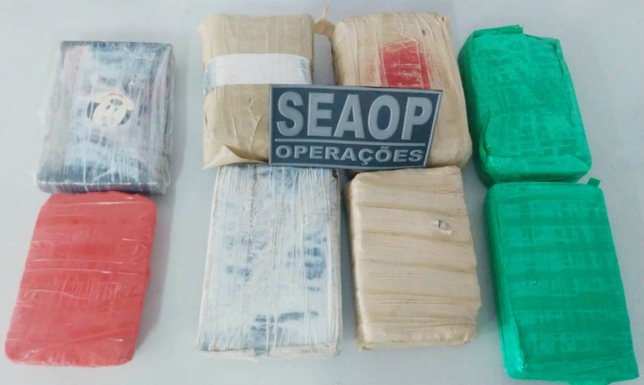 Policiais são presos com 8 tabletes de maconha em Manaus