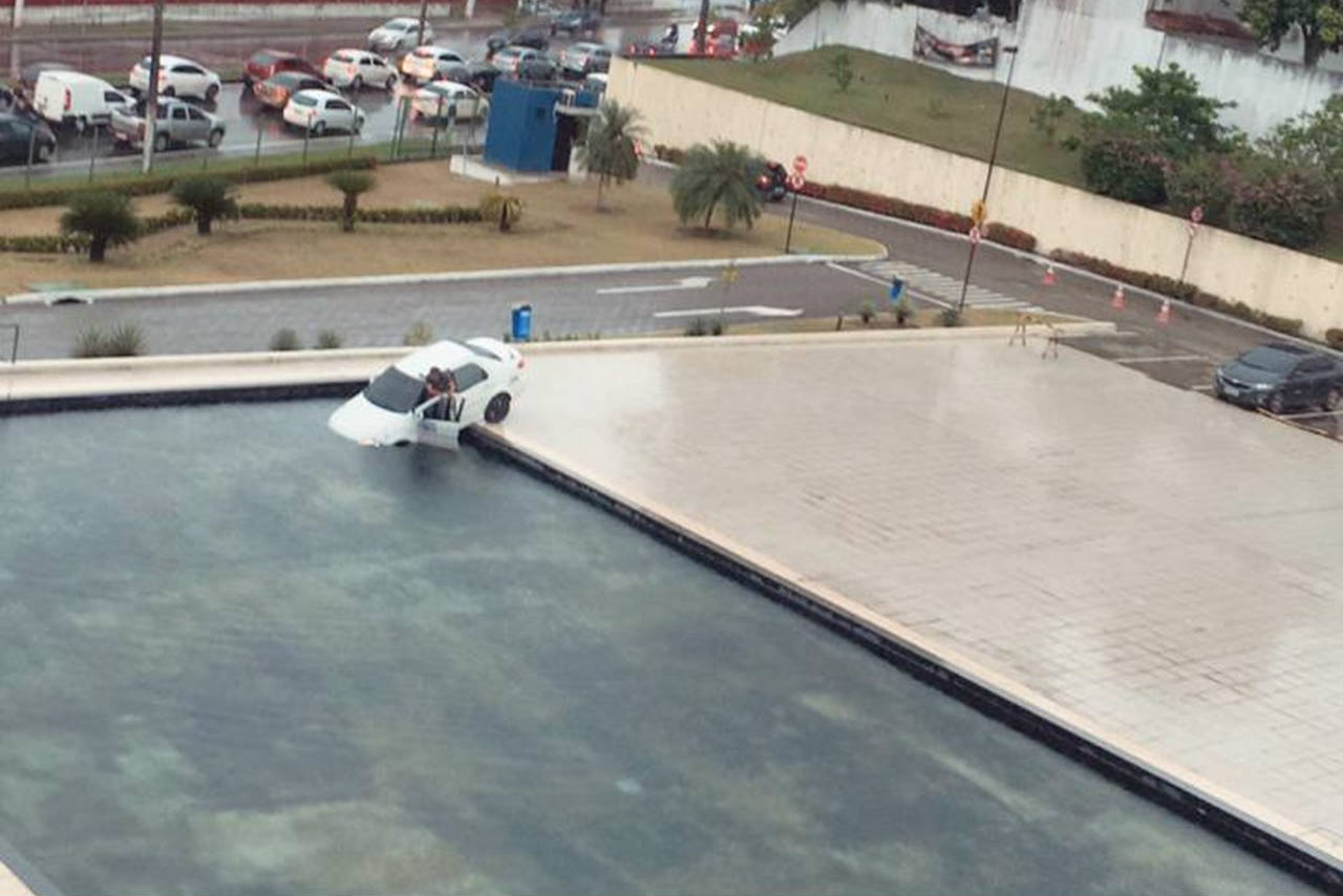 Taxista perde o controle e cai no espelho d&#8217;água da ALE