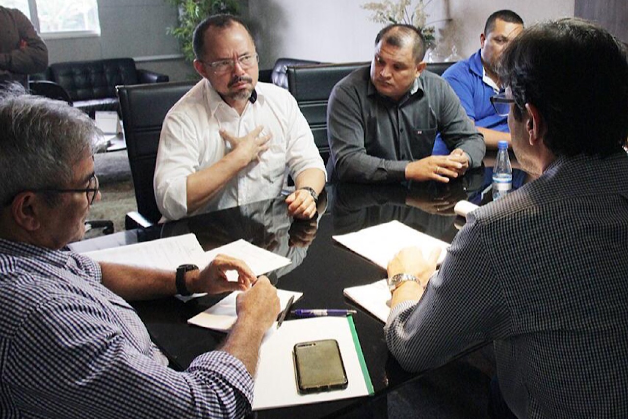 Recuperação de ruas em Barcelos será retomada nos próximos dias, garante prefeito Edson Mendes