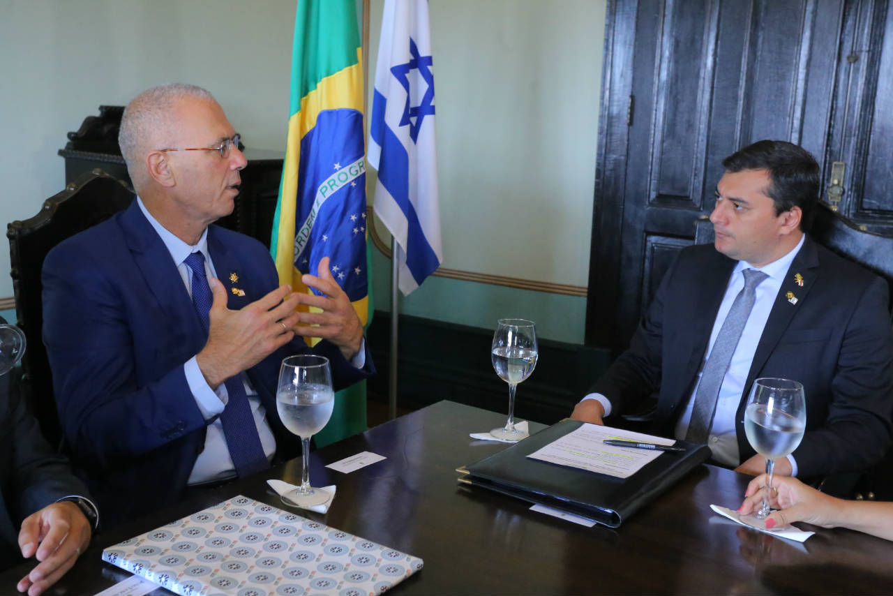 Wilson Lima recebe embaixador de Israel no Brasil para discutir parcerias