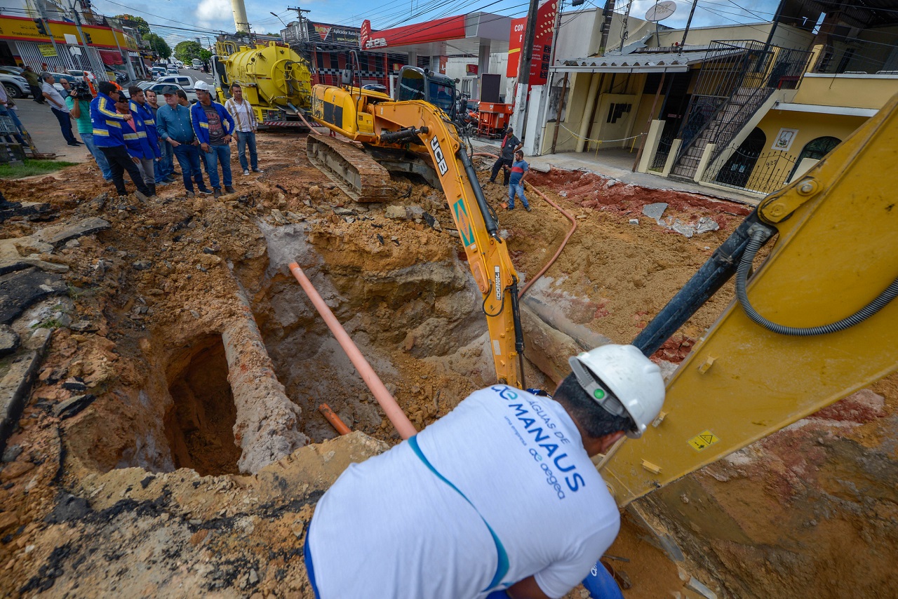 Arthur Virgílio vistoria trabalho de pronta-resposta na Emílio Moreira
