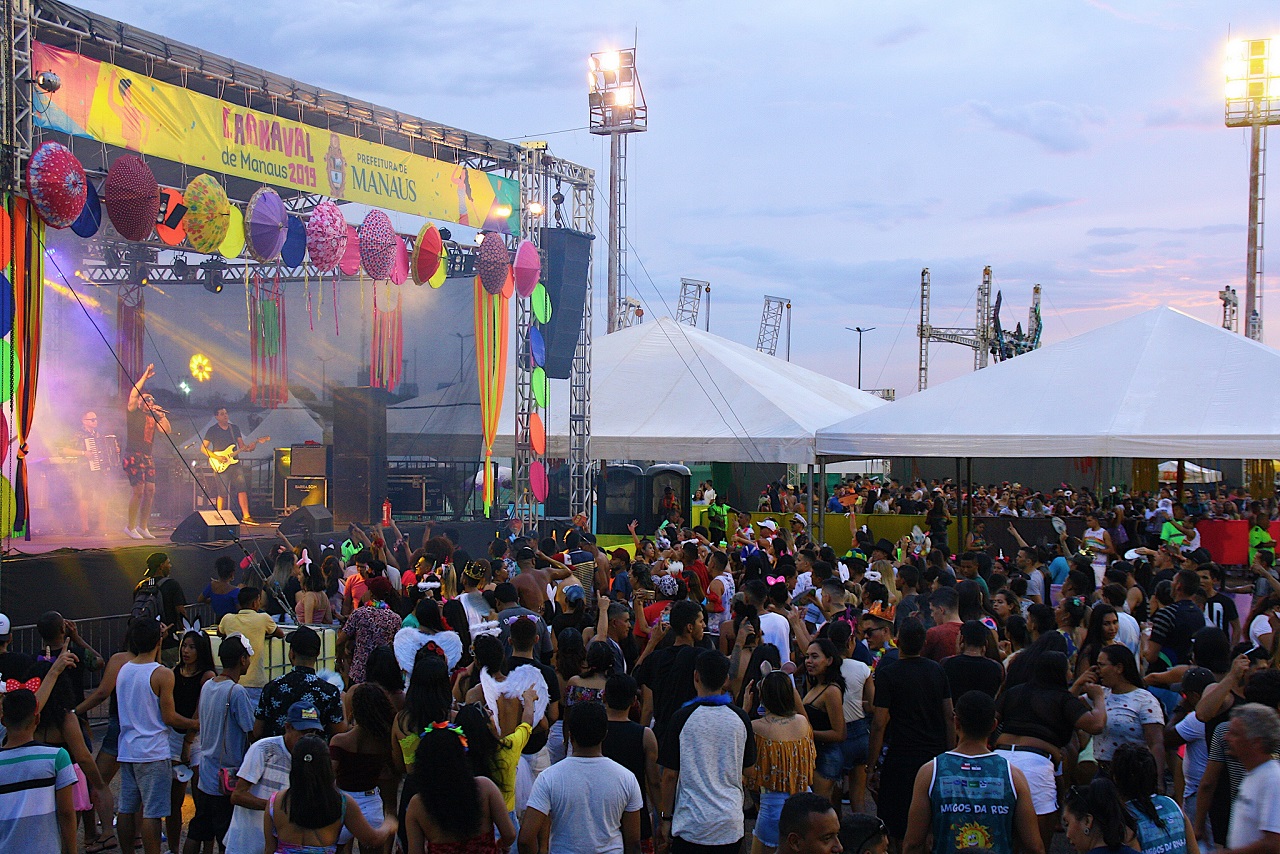 Cinco bandas e blocos de Carnaval agitam as ruas de Manaus no fim de semana