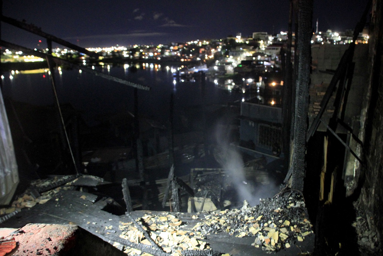 Prefeitura atua com força-tarefa em local de incêndio no Educandos