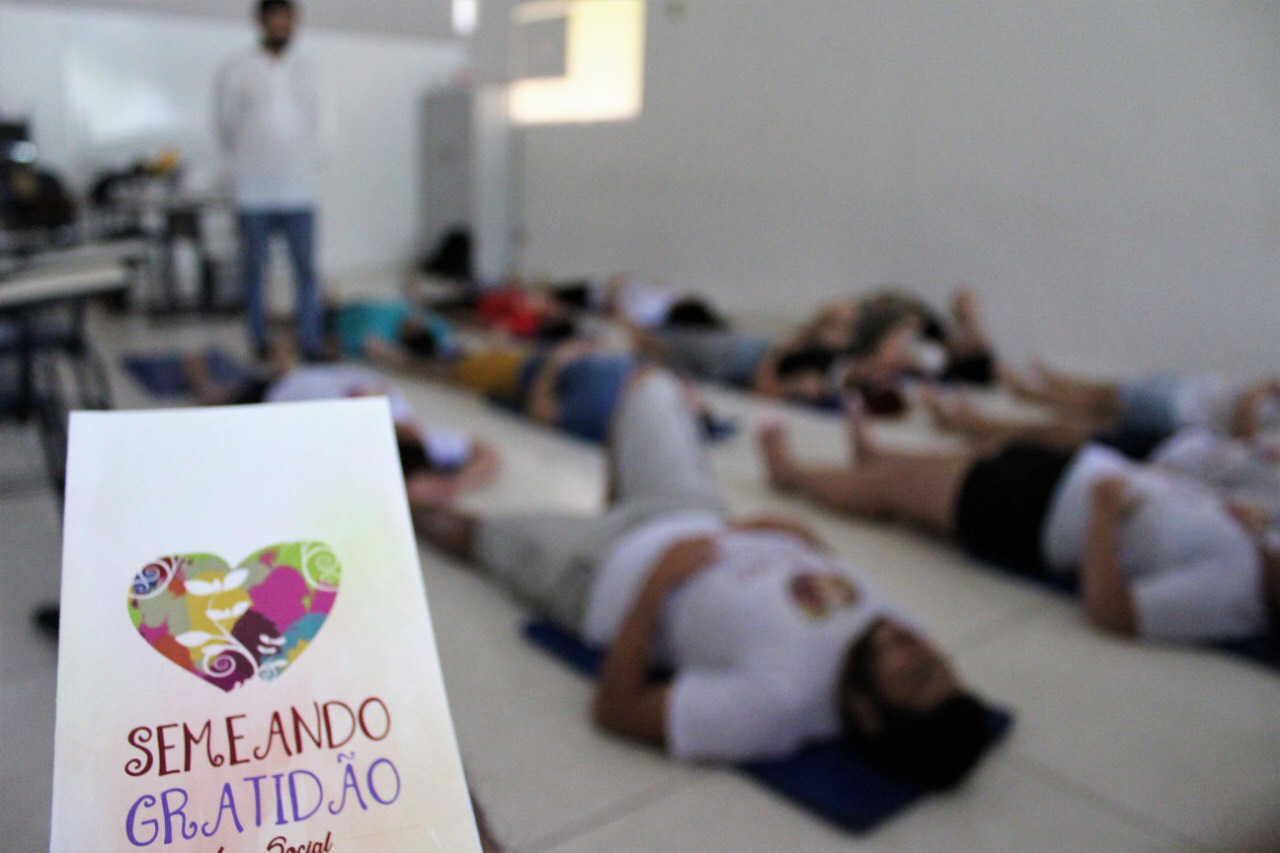 Projeto Semeando Gratidão realiza ação de abraços no Largo﻿